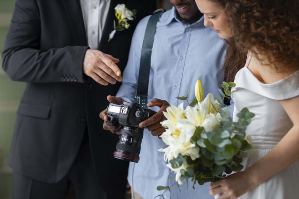 Fotógrafo de bodas; fotógrafo haciendo la elección de tomas con los novios