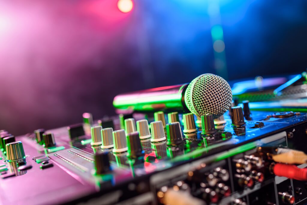 Renta de sonido para eventos; imagen de un equipo de sonido con un micrófono en la parte superior para un evento como elemento clave