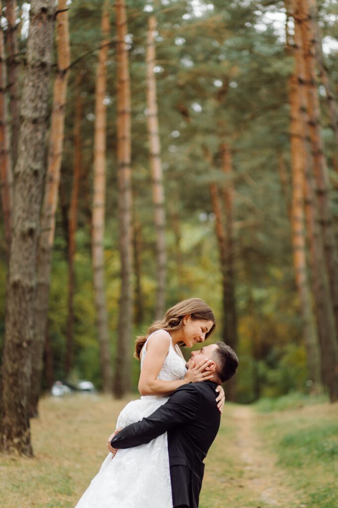 Sesión de fotos de boda; fotografía de una pareja con un bosque de fondo
