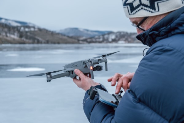 Video aéreo; dron previo a grabar un espacio natural