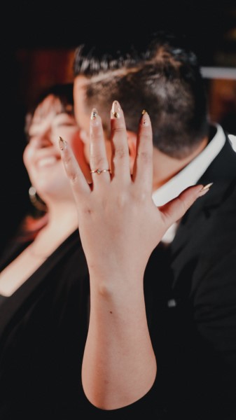 Sesión de fotos en pareja; pareja enamorada mostrando anillo de compromiso