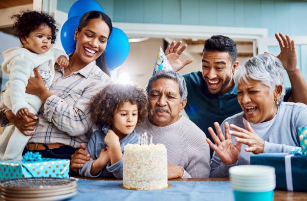 Sesión de fotos familiar; familia mexicana celebrando el cumpleaños del abuelo