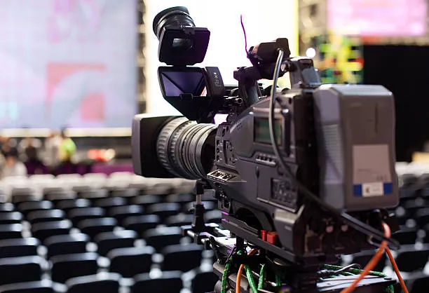 Tipos de videos corporativos; cámara de video colocada para grabar una conferencia de capacitación