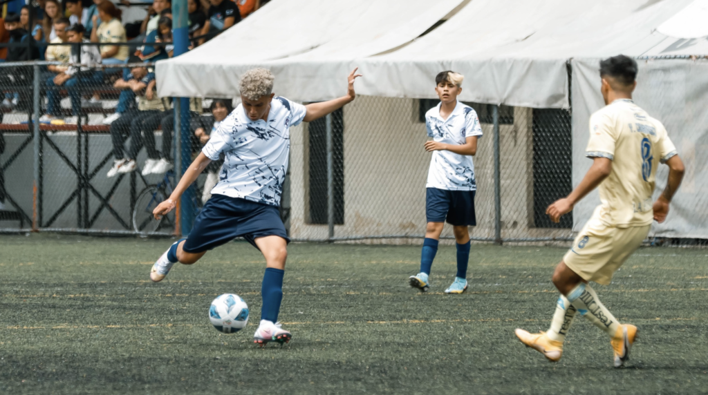 Fotografia-deportiva-de-jugador-de-futbol-pegandole-al-balon