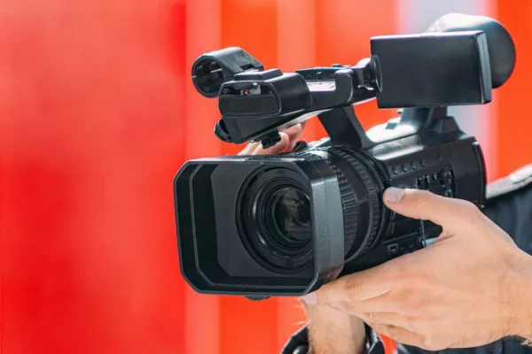 Una fotografía de una cámara profesional equipada con la tecnología para poder ofrecer videos corporativos de primer nivel.