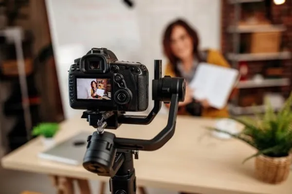 Una jefa de área dando orientación para las actividades de nuevos empleados, todo gracias al buen uso de videos corporativos.