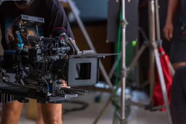 Foto de una cámara de vídeo profesional que usa ARLEX en su servicio de producción de video para eventos grandes