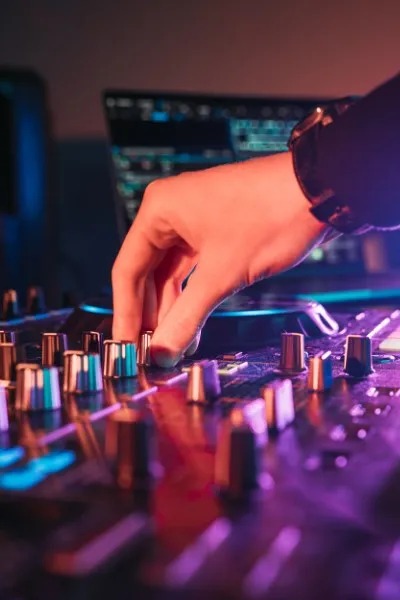 Persona moviendo botones de equipo para renta de audio en Polanco