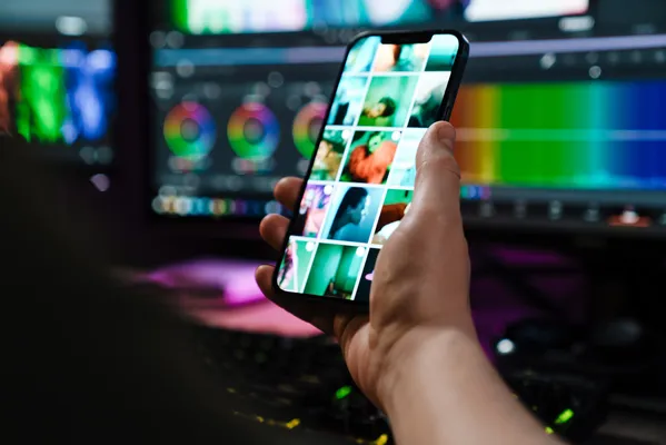 Imagen detallada de la creación de un video con formato móvil, capturada en primer plano, alineada con las tendencias en producción de video para 2025: lo que tu marca necesita saber.