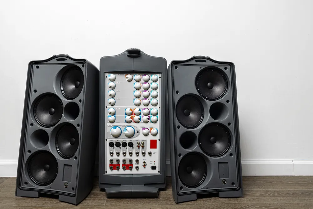 Fotografía de dos bocinas negras de expertos de ARLEX que saben cómo organizar un evento con el equipo de audio ideal