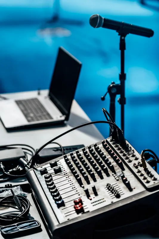 Fotografía del equipo profesional de un DJ que sabe cómo organizar un evento con el equipo de audio ideal
