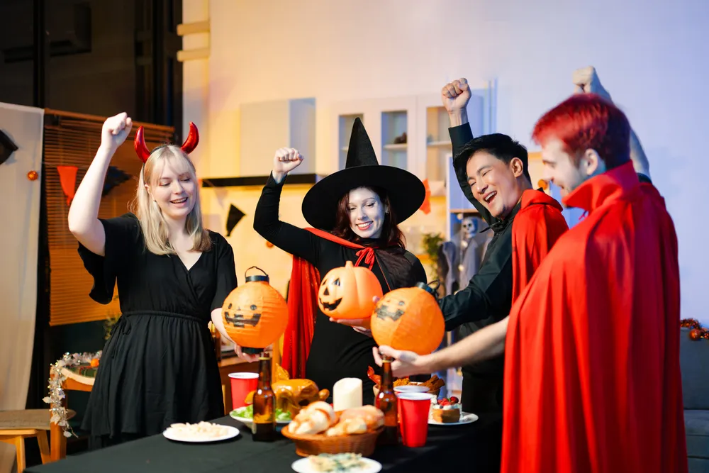 Fotografía de un grupo de amigos que contrató la renta de audio para Halloween de ARLEX