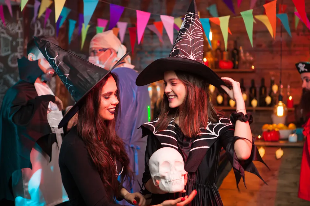 Fotografía de una gran fiesta que goza de los beneficios de la renta de audio para Halloween