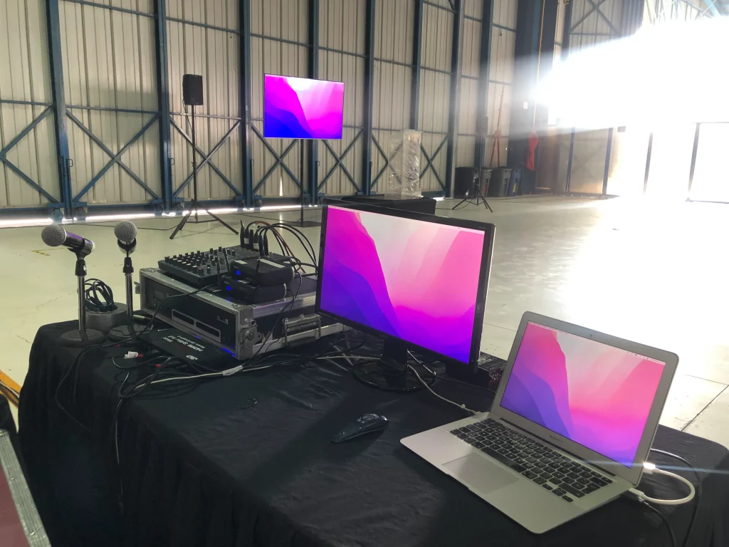 Consola de mezcla, receptores y un portátil. Es un ejemplo de que incluye una renta de audio y video para eventos.