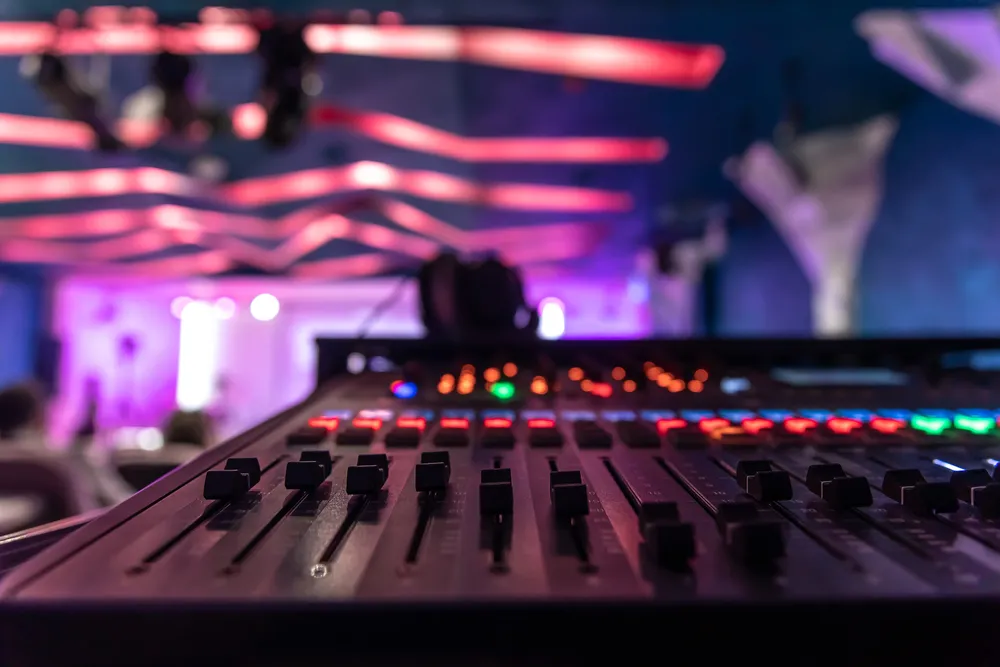 Fotografía de una mezcladora de sonido para la renta de audio en Álvaro Obregón que ofrece ARLEX