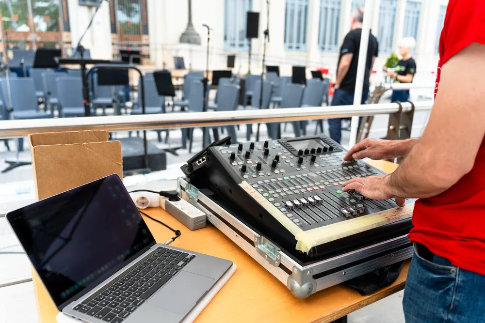 Fotografía de un profesional de ARLEX operando el equipo de la renta de audio en Toluca para un evento empresarial