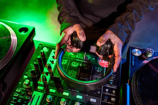 Fotografía de un par de audífonos y una consola de audio de la renta de sonido de ARLEX