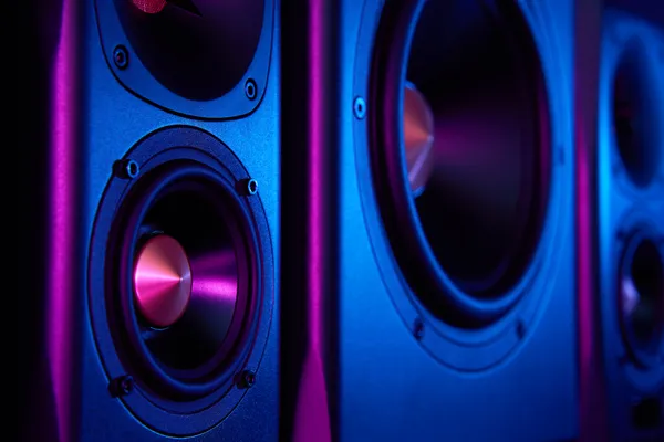 Fotografía con luces neón de unas bocinas de la renta de audio para posadas de ARLEX