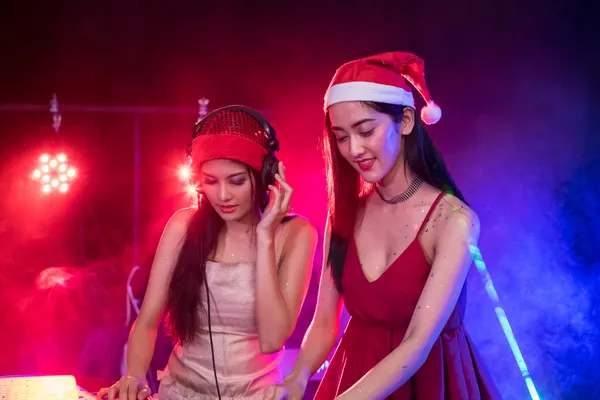 Fotografía de dos chicas DJ que trabajan con la renta de audio para Navidad que ofrece ARLEX.