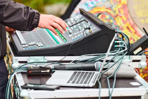 Foto de un hombre operando el equipo de la renta de audio para 15 años de ARLEX