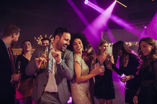 Foto de una gran familia feliz bailando gracias a la renta de audio para 16 años