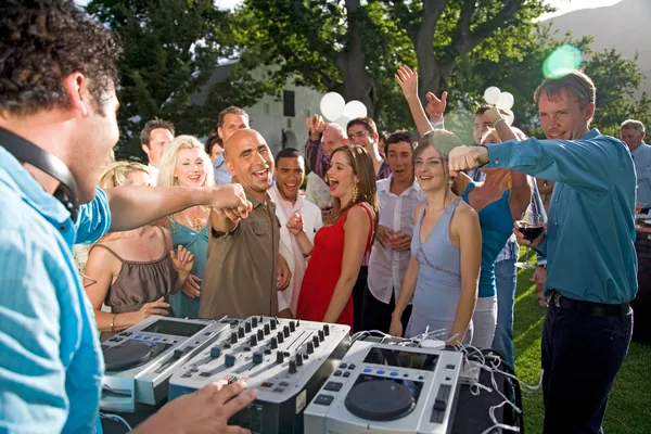 Foto de una gran familia festejando con la renta de audio para bautizo de ARLEX