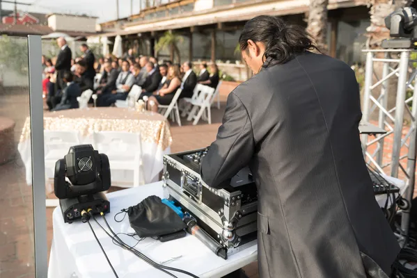 Foto de espaldas de un hombre que maneja la renta de audio para boda de ARLEX