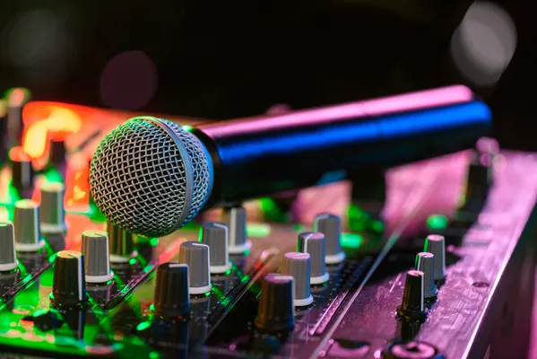 Foto de un micrófono de la renta de audio para graduación de ARLEX producciones
