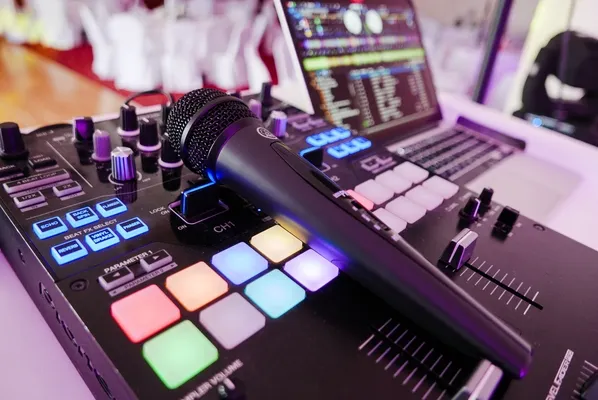 Foto enfocando el Micrófono y equipo de la renta de audio para bautizo de ARLEX