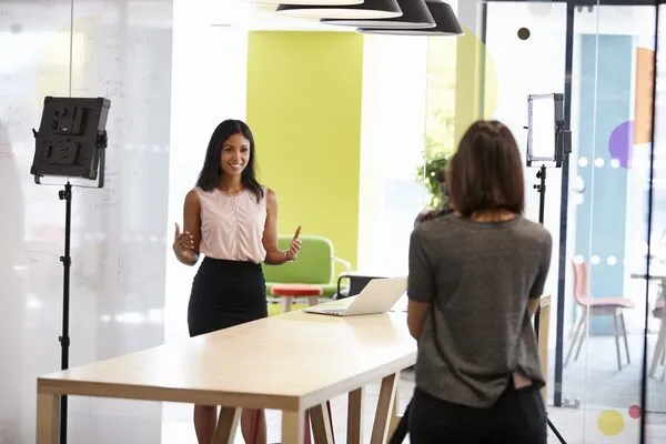 Foto de una mujer realizando videos corporativos para mejorar la comunicación de su empresa