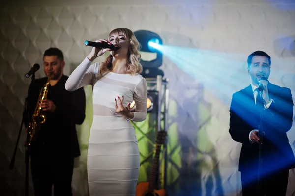 Foto de una novia cantando con micrófono de la renta de audio para boda de ARLEX