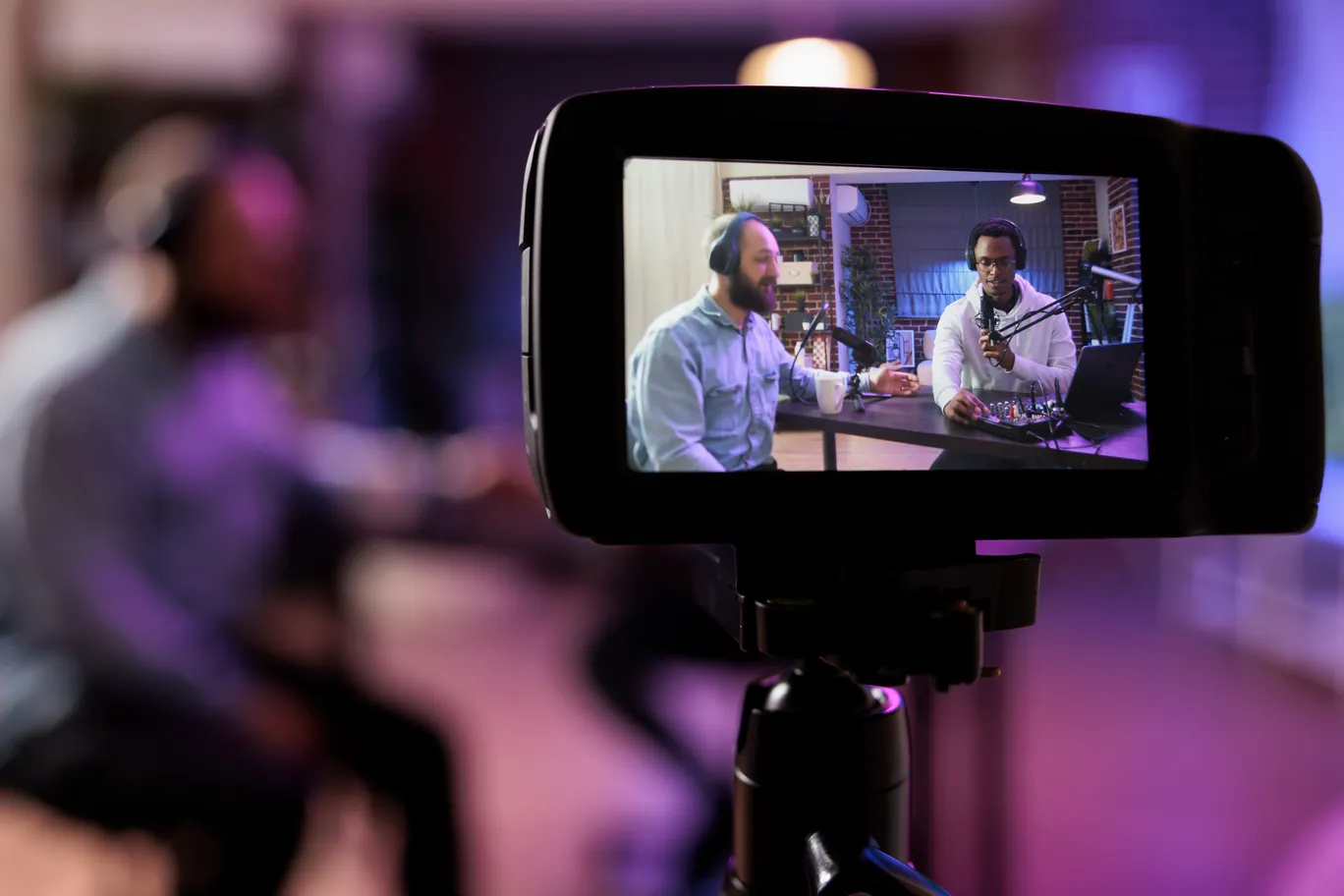 Fotografía de dos amigos creando un storytelling audiovisual para conectar con su audiencia