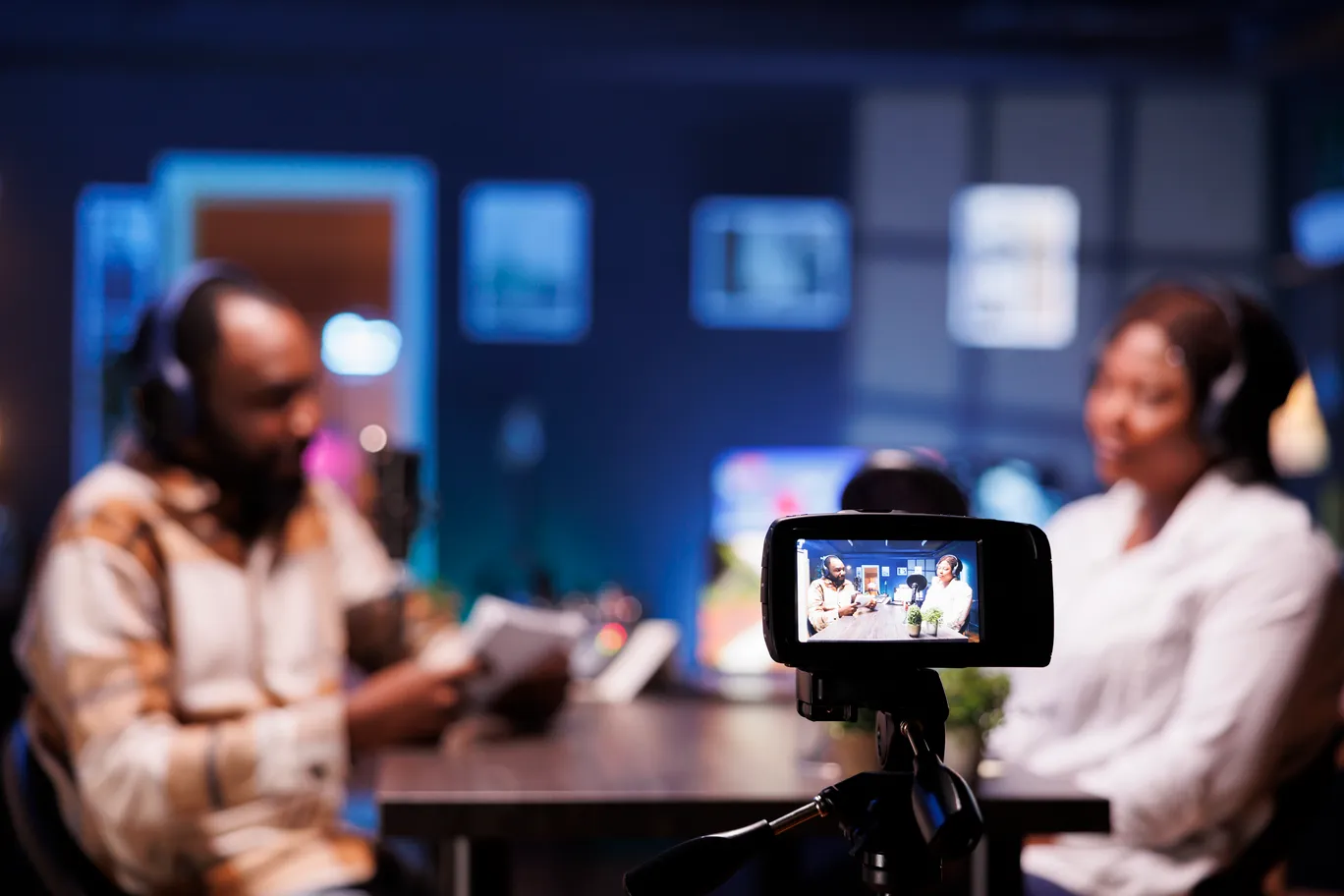 Fotografía de dos amigos creando una producción audiovisual para redes sociales con ayuda del equipo de ARLEX.