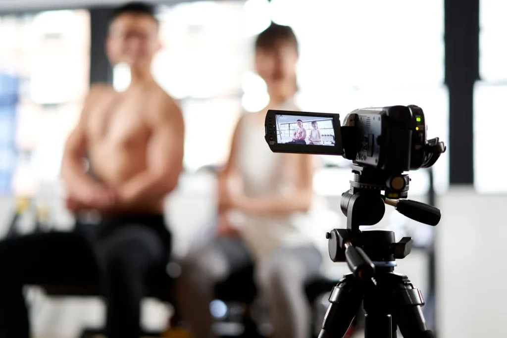 Foto de un equipo de entrenadores realizando videos promocionales para redes sociales de su vida fit.