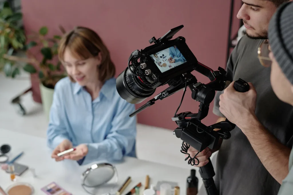 Fotografía durante la grabación de videos publicitarios de productos a la mercancía de una chica