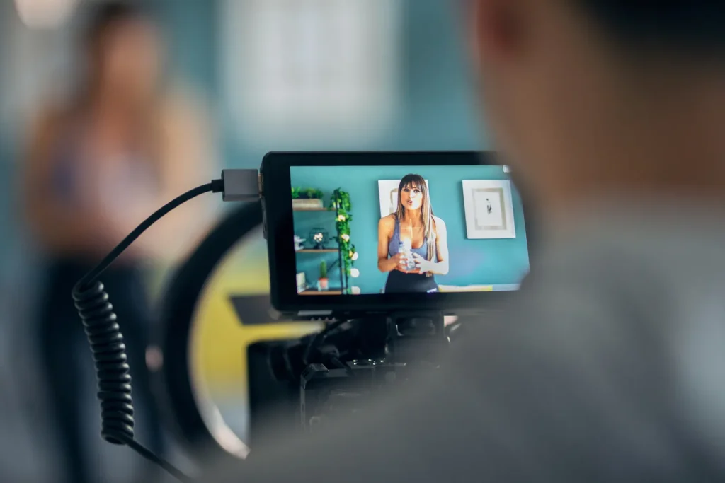 Fotografía de una mujer haciendo videos de capacitación para su empresa
