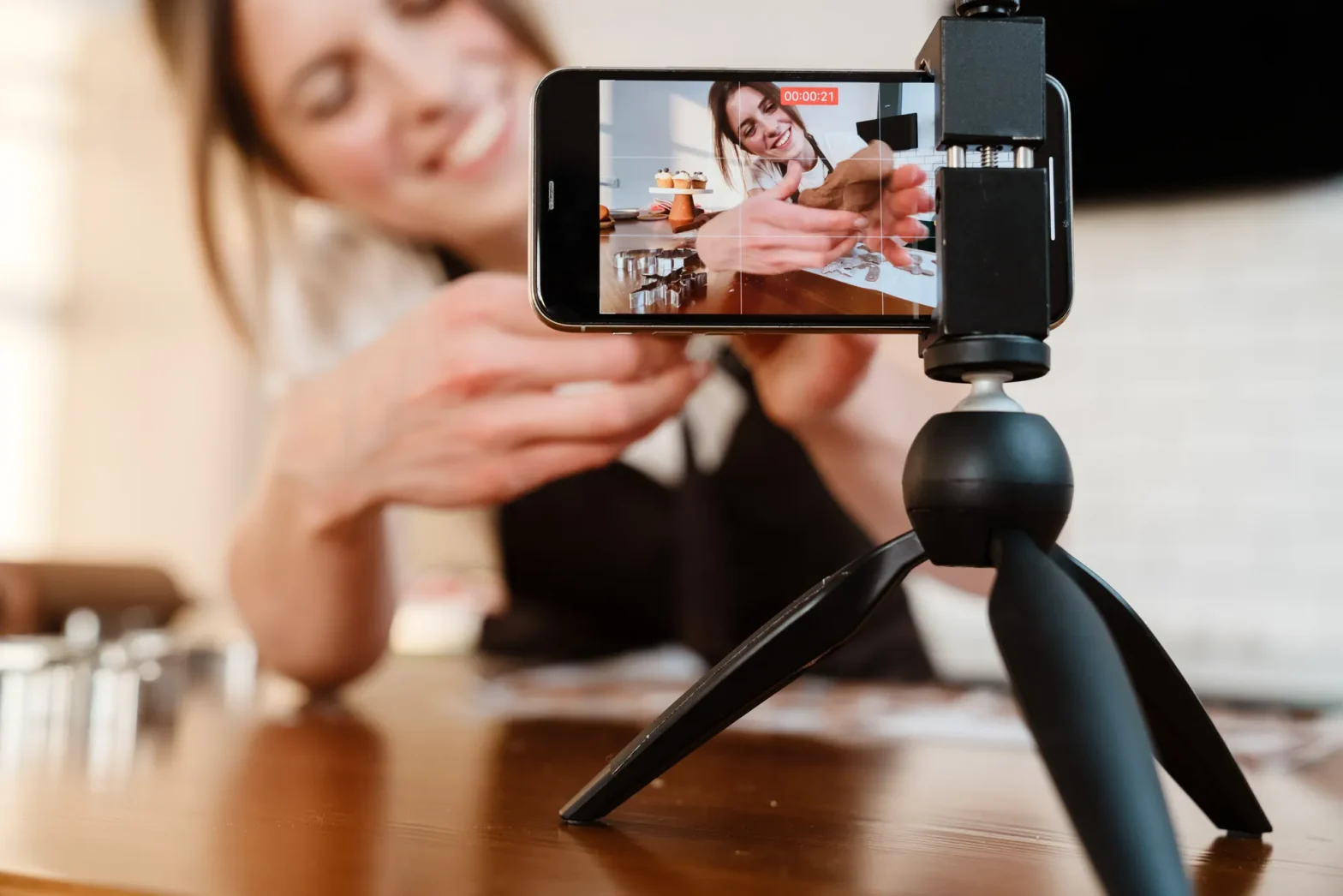 Foto de una emprendedora grabando diferentes tipos de videos para redes sociales que sí generan ventas gracias a ARLEX