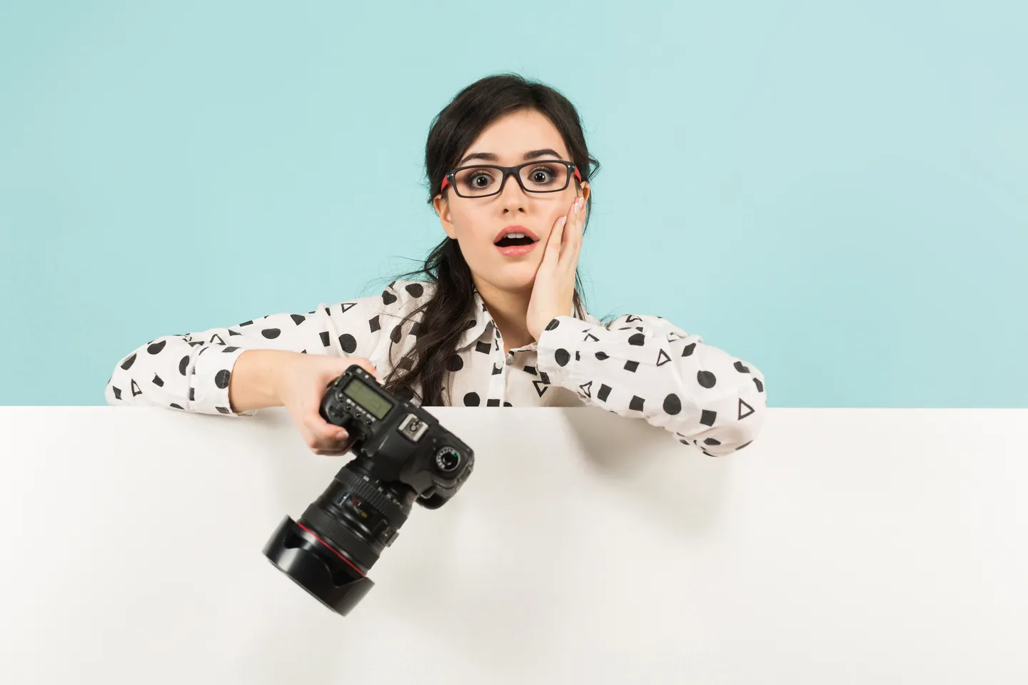 Fotografía de una mujer impactada por errores al hacer un video empresarial