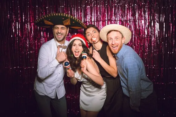 Fotografía de un grupo de amigos en una fiesta temática donde se solicitó la renta de cabina 360° de ARLEX