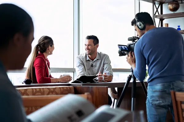 Fotografía de dos actores conversando mientras se realiza la producción de comerciales en México