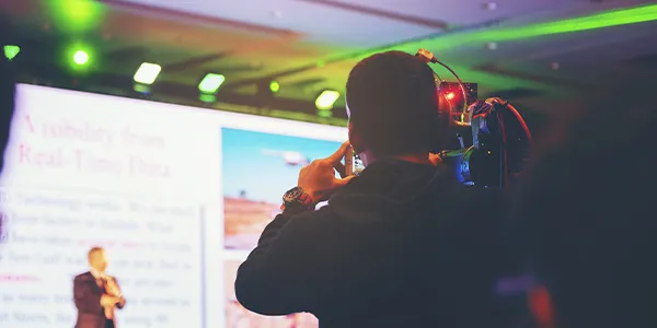 Fotografía a un miembro del equipo de ARLEX Producciones grabando para después hacer edición de video profesional