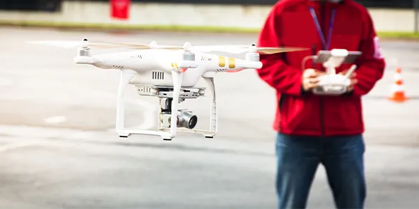 Fotografía de un Dron que es equipo de ARLEX para grabar videos y después hacer edición de videos profesional