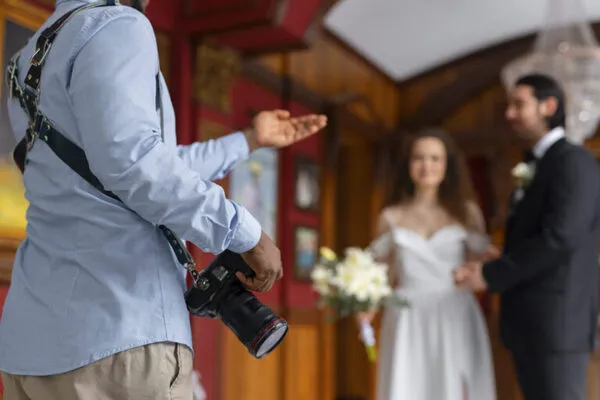 Fotografía de un experto de ARLEX que está realizando fotografía de eventos en México para una boda