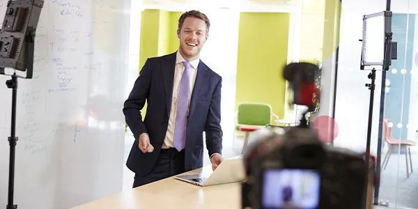 Fotografía de un hombre siendo filmado para el servicio de edición de video profesional de ARLEX Producciones