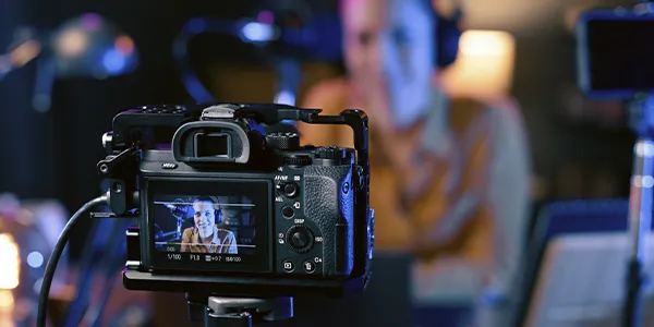 Fotografía a un joven que rentó equipo de ARLEX para grabar y después hacer edición de video profesional