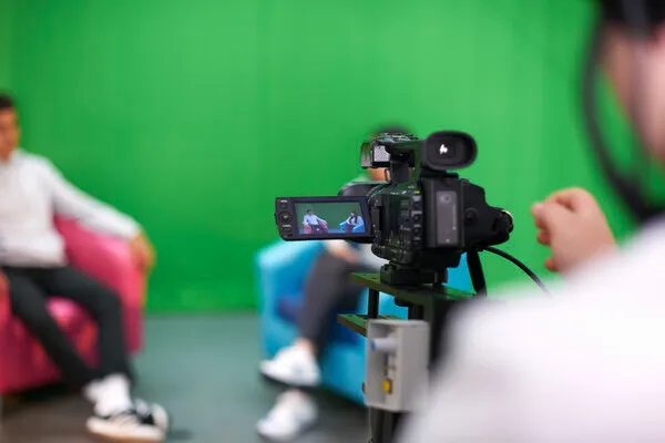 Fotografía de una producción de comerciales en México realizada con una entrevista ficticia y fondo verde