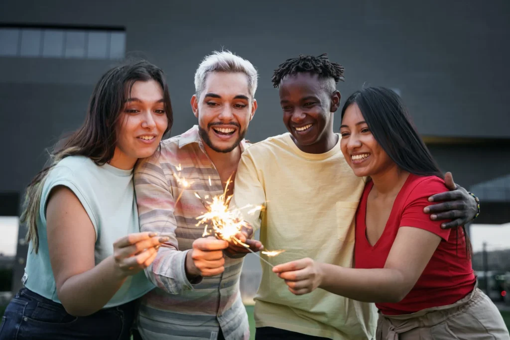 Foto de un grupo de amigos sosteniendo una luz de bengala para la sesión de fotos de cumpleaños
