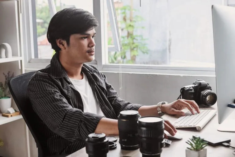 Fotografía de un joven editor frente su computadora realizando una edición de video para ARLEX