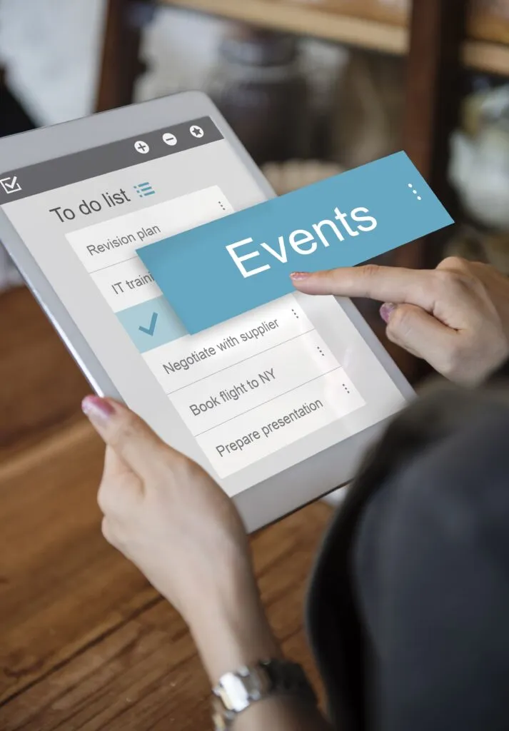 Foto de las manos de una mujer sosteniendo una tablet con la lista de organización de eventos que realiza ARLEX