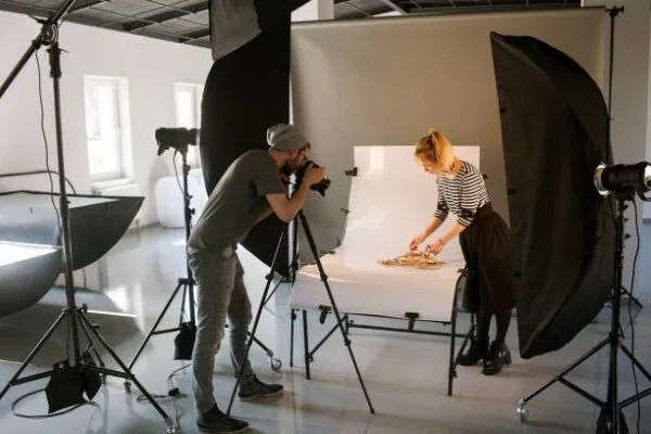 Fotografía de dos miembros del equipo de ARLEX realizando el servicio de fotografía de producto en un estudio